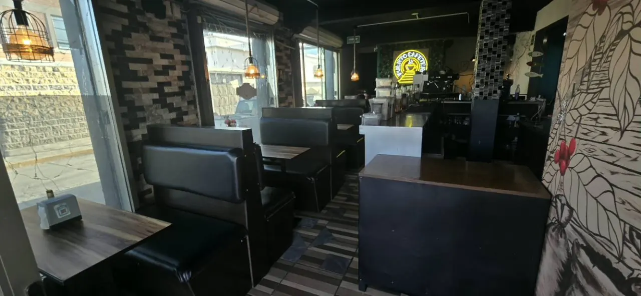 Mesas de madera y asientos del interior de Puerto Cafetero
